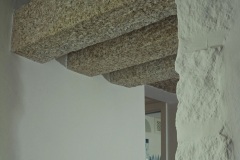 Dettaglio travi in granito San Giacomo