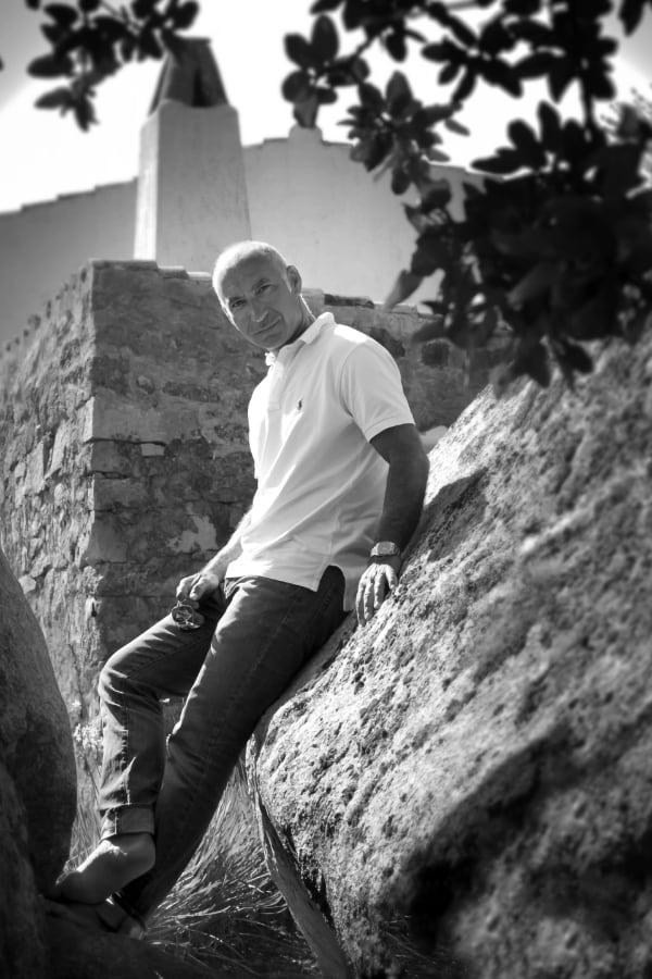 Marcello Scano ritratto backstage agnunesa ritratto dell'architetto Marcello Scano su una roccia di granito