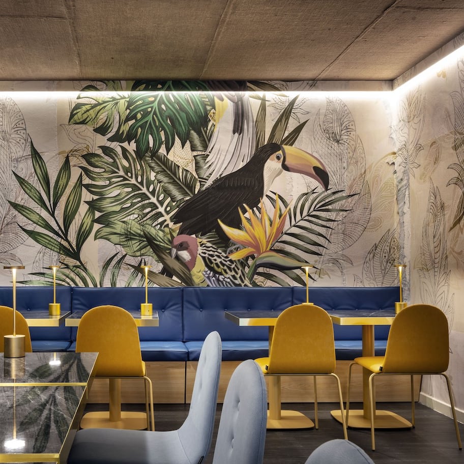 interno del ristorante Exotico di Olbia, con pareti decorate con motivi tropicali e un grande tucano